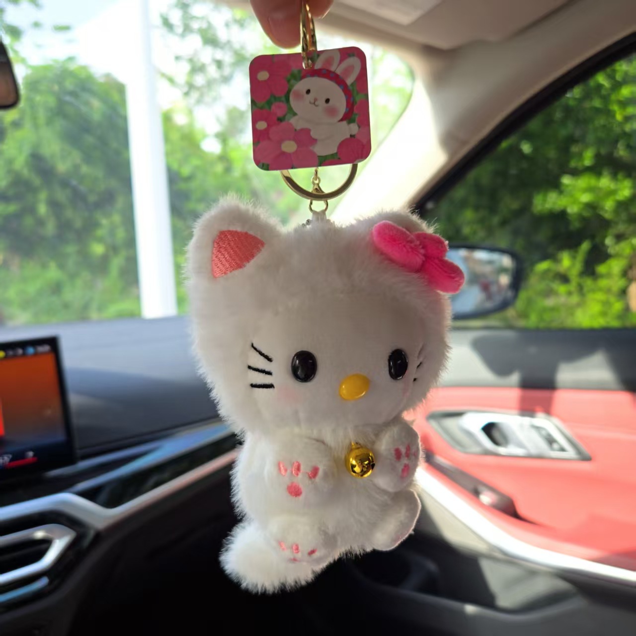 قلادة هالو كيتي اللطيفة على شك - مراجعة Car Accessories For Decoration وسعره